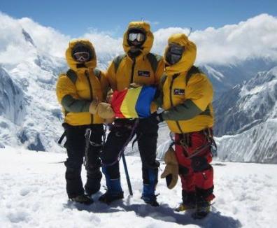 Alpiniştii care au cucerit vârful de 6.400 de metri Mramornaya Stena îşi prezintă aventura